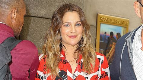 Drew Barrymore Rocks Yellow Swimsuit: Photo –。